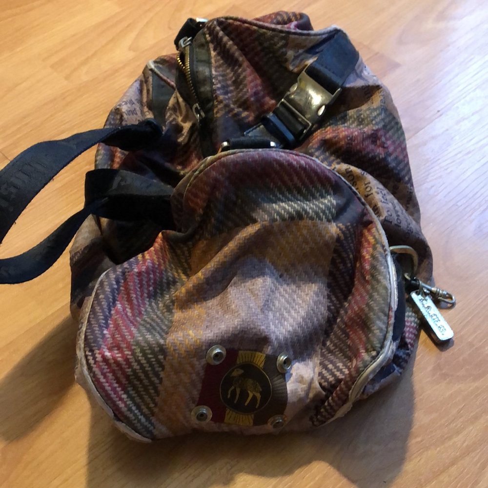 Gwen Stefani LAMB label 90’s collaboration with le sportsac cylinder bag